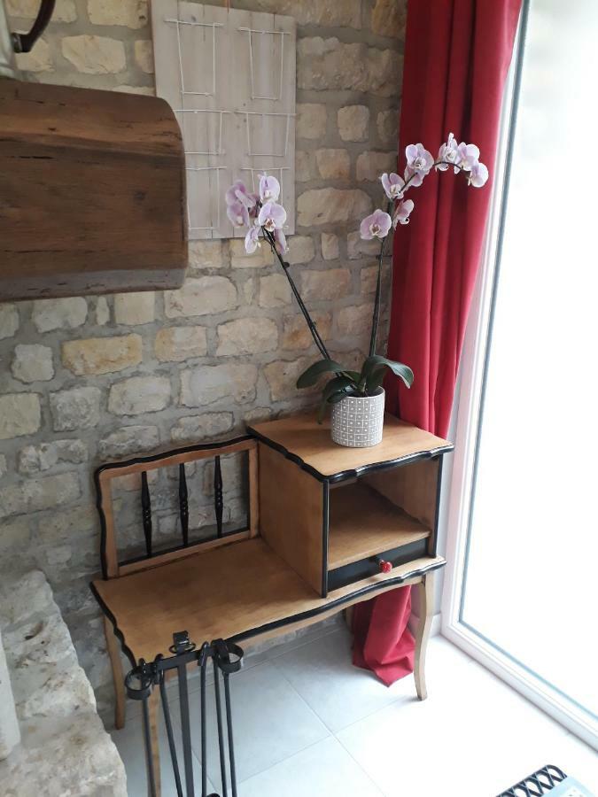 Gite " Le Vieux Noyer" Liesville-sur-Douve Kültér fotó