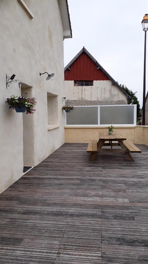 Gite " Le Vieux Noyer" Liesville-sur-Douve Kültér fotó